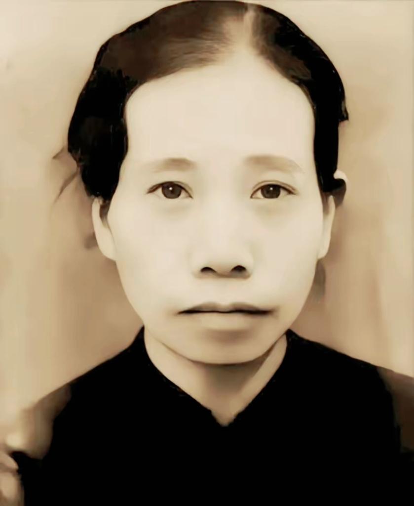 1943年常德会战，一群日本兵与一名中国军人展开了白刃战。刺刀劈开钢盔，一头长发