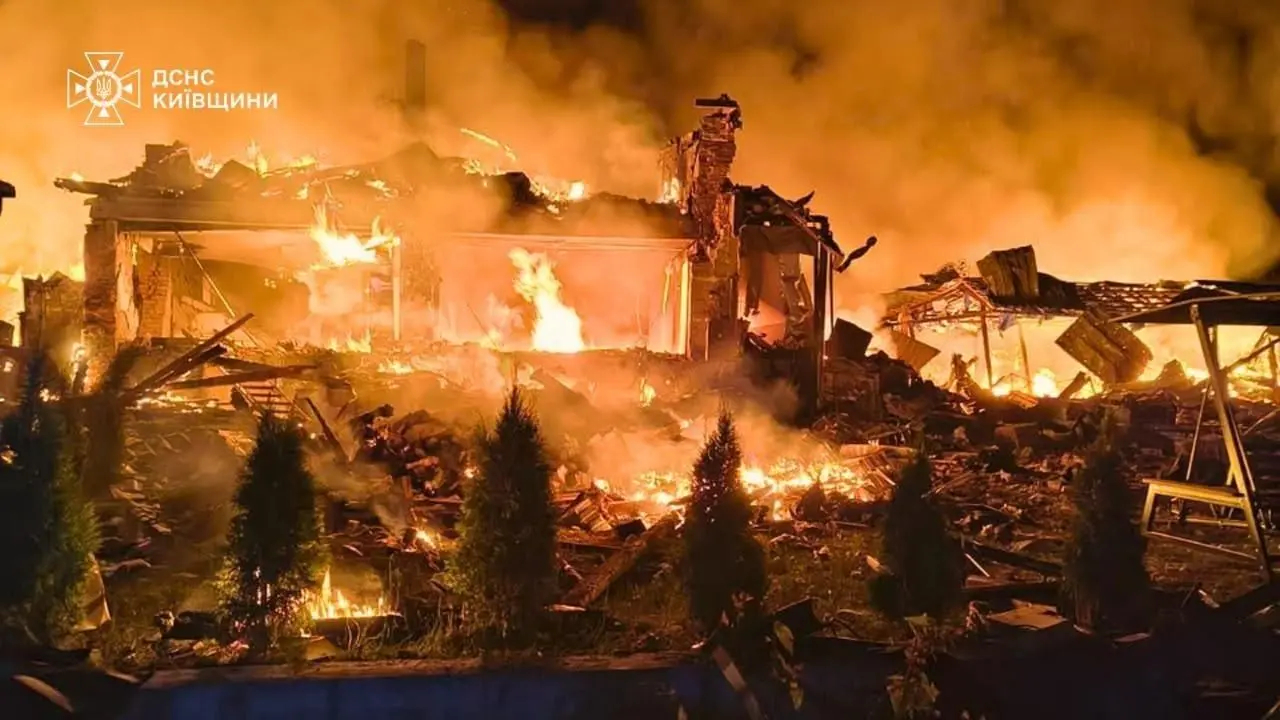 俄罗斯仍然不停的袭击乌克兰住宅楼，不停的造成伤亡，想用那些让人心惊胆战的画面逼迫