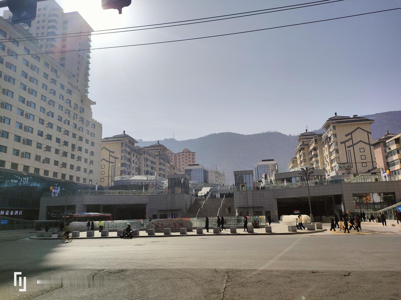 五泉下广场改造后是这个样子，跟你想象的一样吗？
路过五泉山一带，看到了拆除多年围