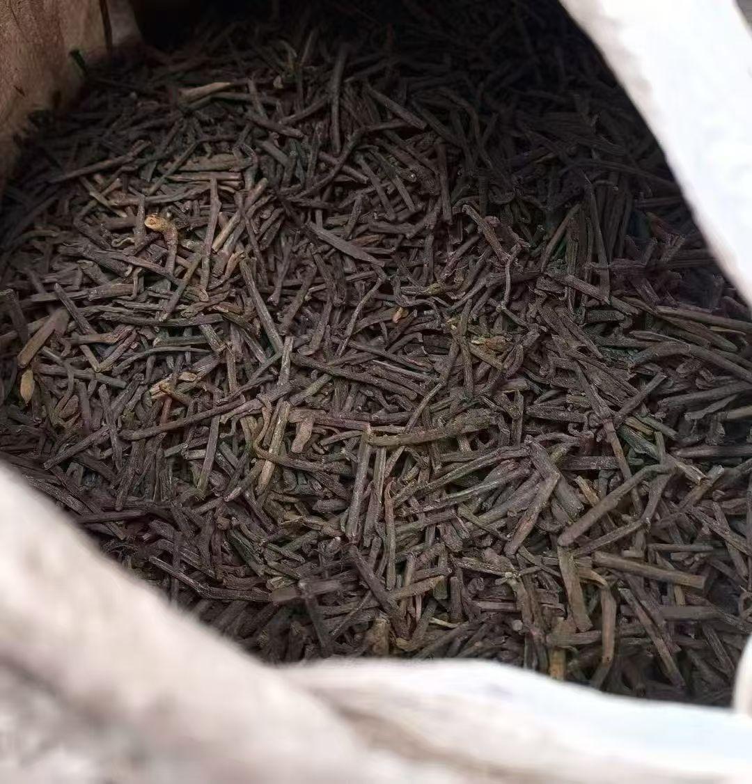 老六堡的老龙骨，这个煮就特别好，散放的看着灰灰的，仓储好没任何杂味。老六堡老龙骨