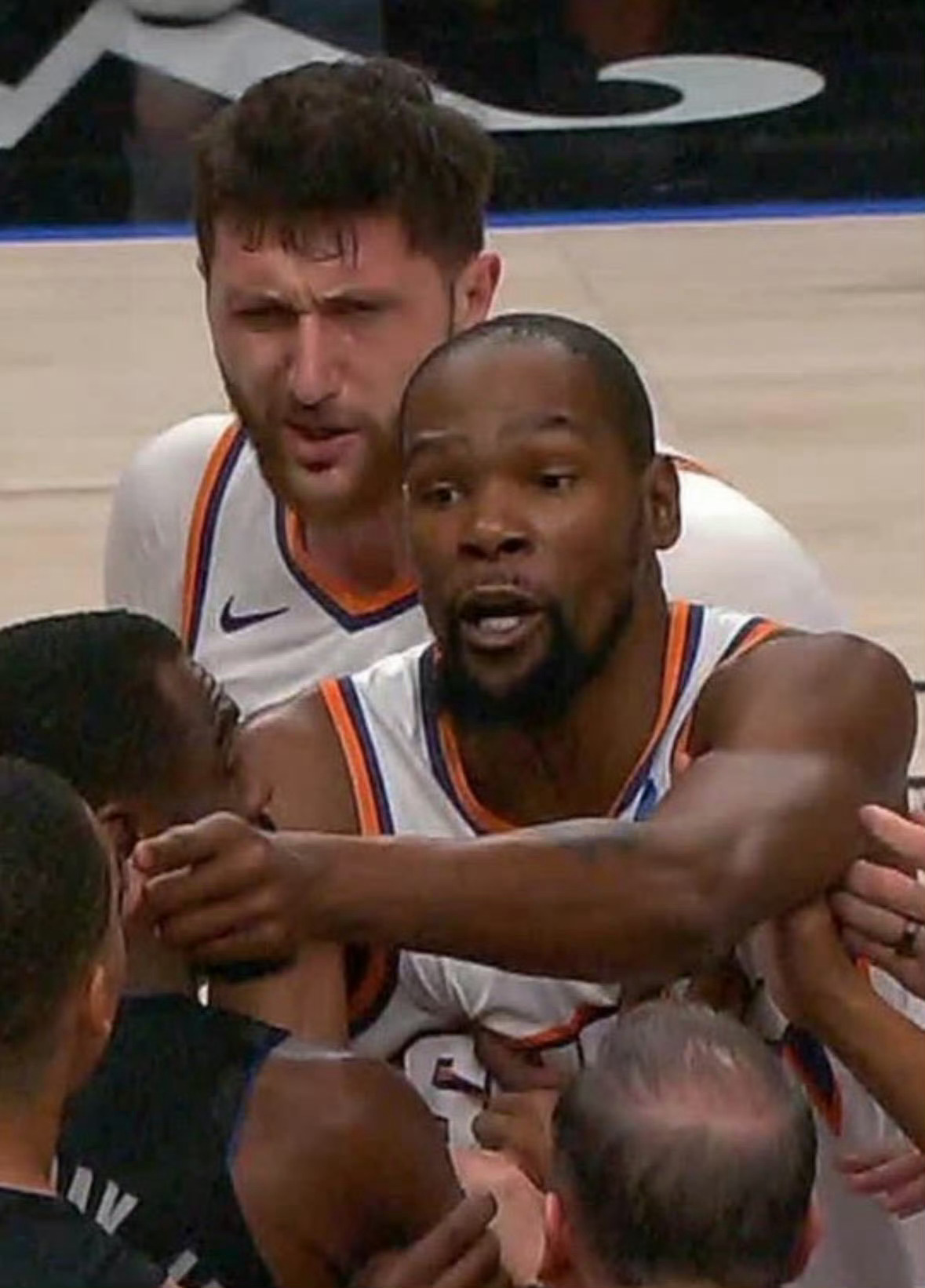 美国著名篮球评论员A-史密斯接受采访，谈到了杜兰特的领导能力： “杜兰特为什么不