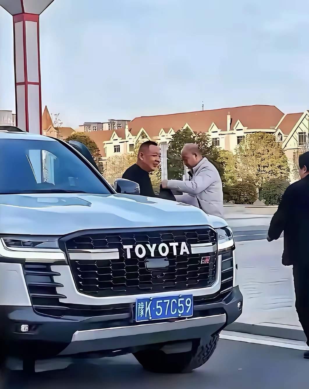 就河南许昌胖东来老板给店长发放汽车这一事，谈一下感触。
如今，胖东来在全国商界领