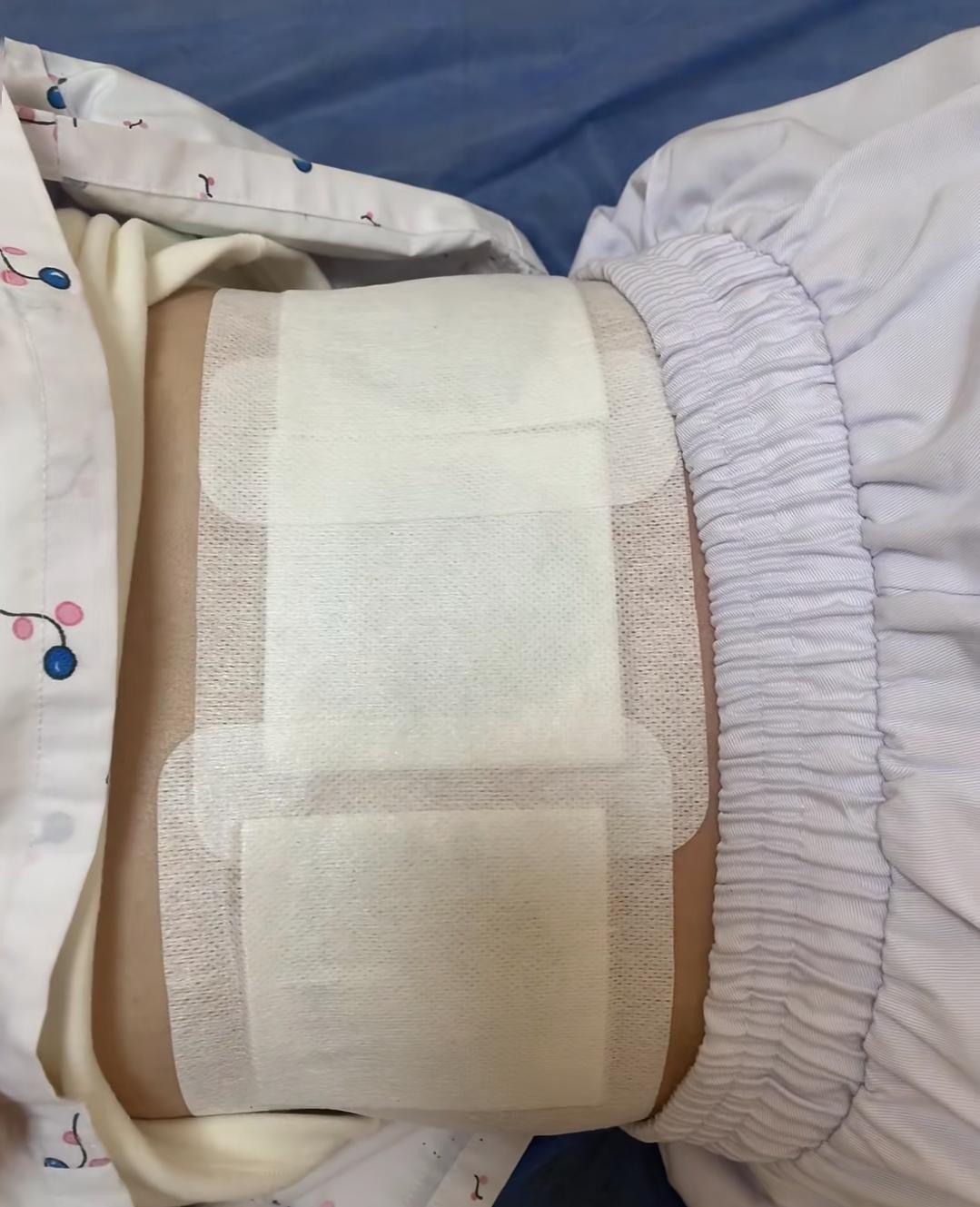 陪我爸去北京看腰，挂了个满头白发的老专家号，这趟真没白来！
 
老专家刚摸两下我