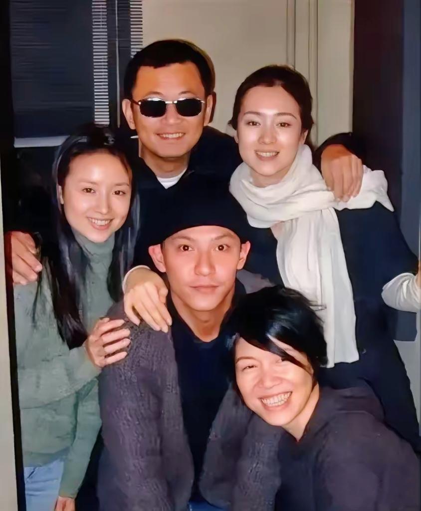 这张5人合照，我一眼就认出了柳眉杏眼、喜容绽放的巩俐，发如黑缎、清姿雅质的董洁与