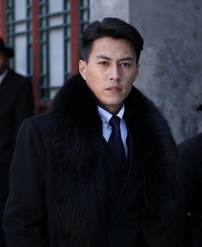 靳东一不演霸总，总让人觉着哪儿不对劲。

他穿着普通夹克在菜市场讨价还价，手指敲