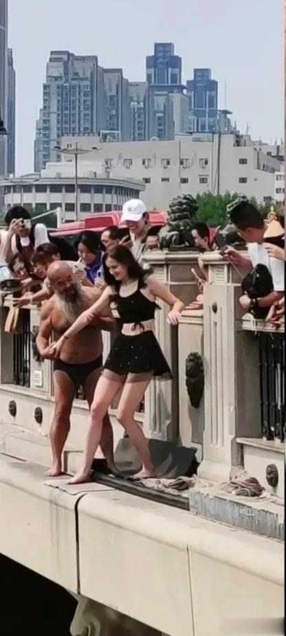警惕这长胡子老桃毛，他不是正经跳水大爷！[打脸]专门对小女孩毛手毛脚。借着合影，