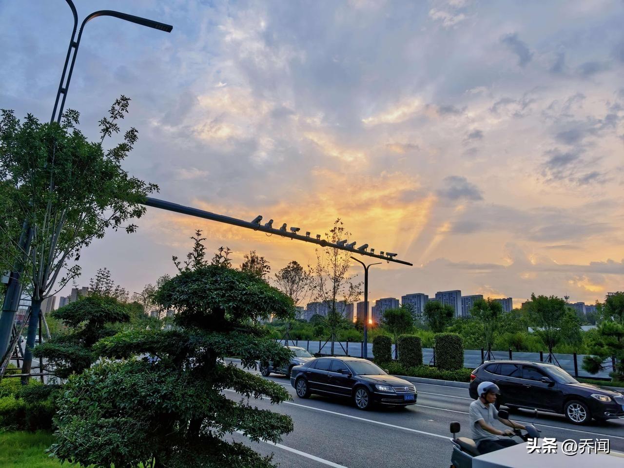 【七绝•夏雨初收】
夏雨初收吐晚霞，
浮云漫撒领天涯。
秋高气爽临何处，
且看清