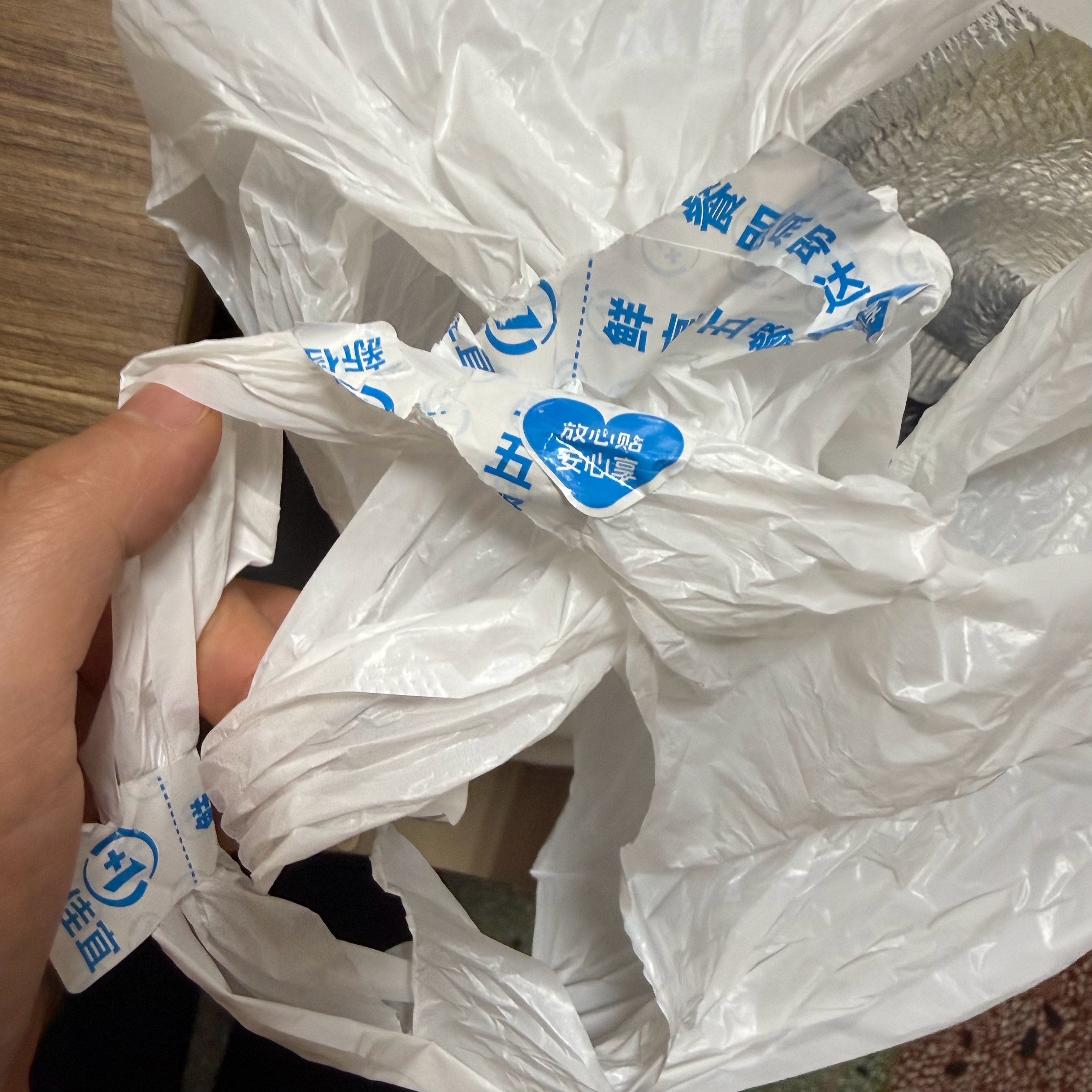 现在外卖袋子全部用不干胶贴的死死的，本来可以完好无损二次利用的袋子把胶一撕就用不
