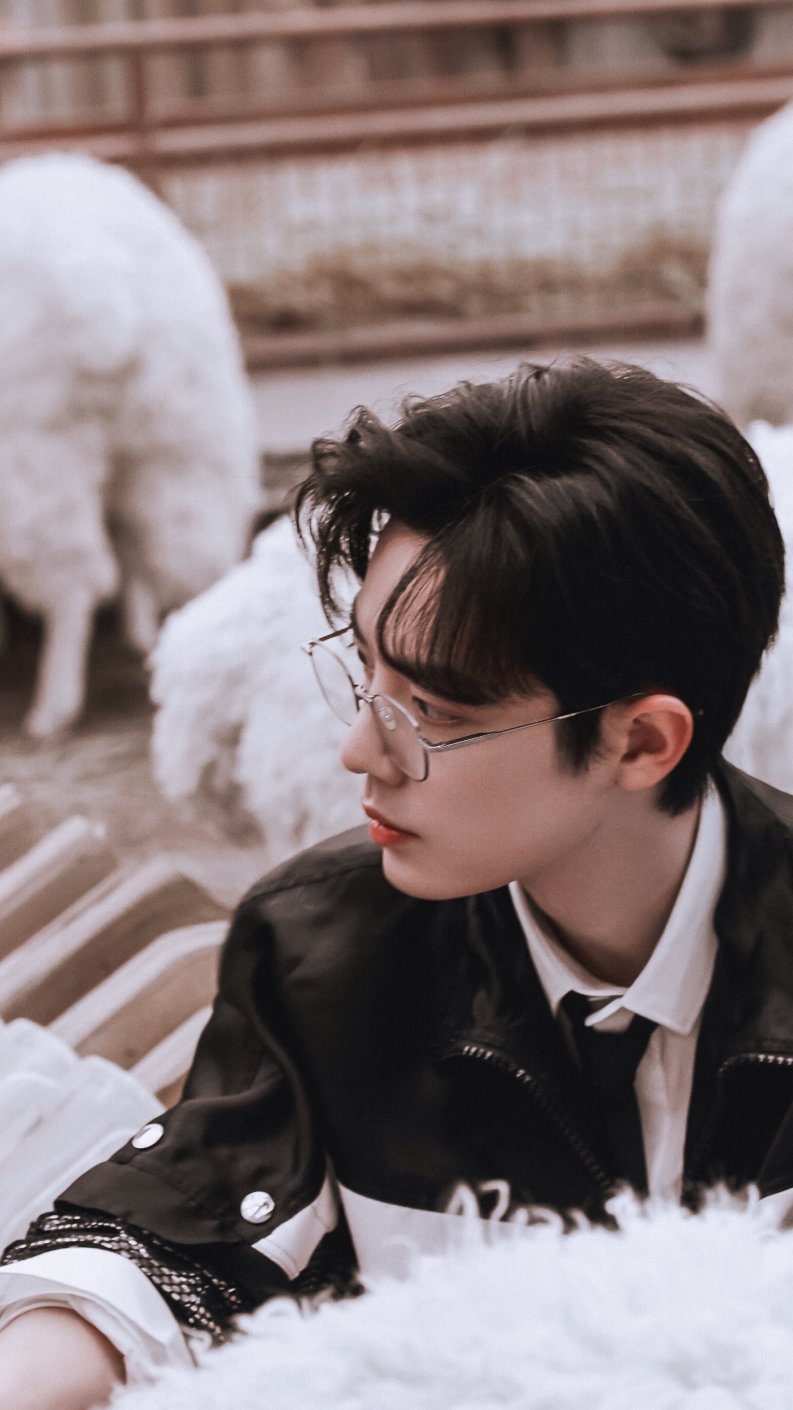 肖战最敬业失踪人口奖骨相周正，仪态端庄，帅得规矩又高级。站姐发的早期肖战📮业内