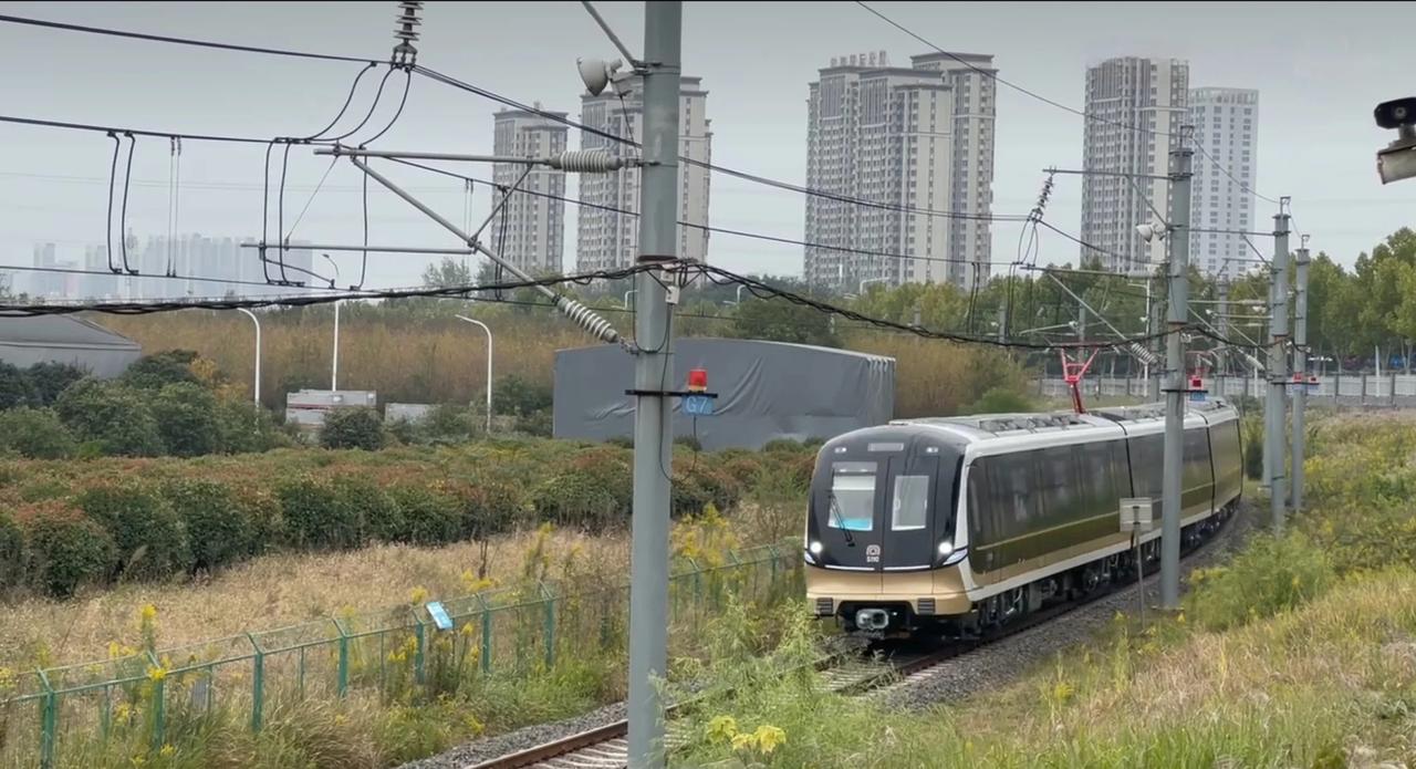 合肥地铁S110列车正在合肥中车试车热滑。
合肥地铁S1线预计2026年开通运营