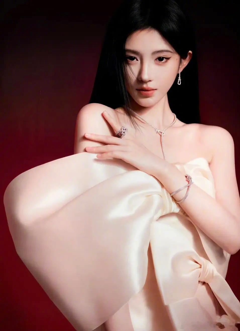 鞠婧祎戴斐登珠宝，适配度如何？ ​​​
