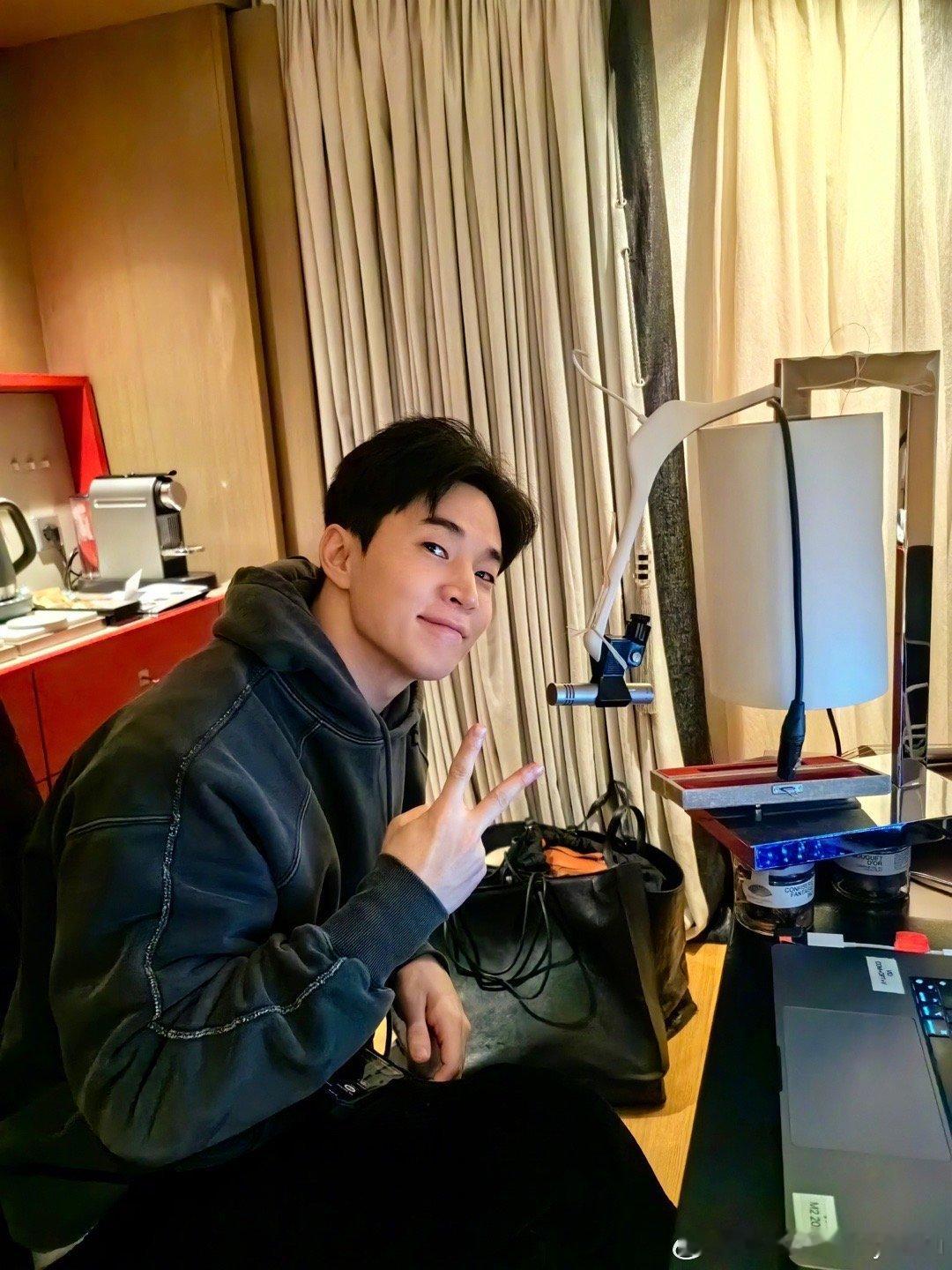 #刘宪华酒店房间爆改录音室# 刘宪华微博更新“快看我的自制麦克风架”，这是突然来