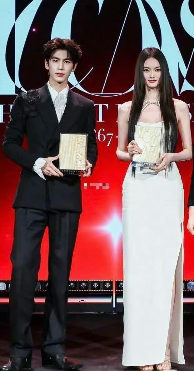 张凌赫:能让超模实现高跟鞋自由的男人出现了 