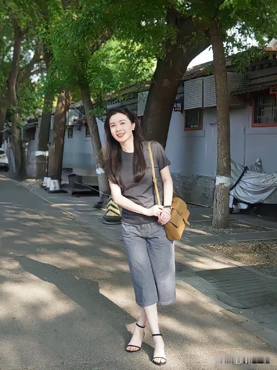 晒图笔记大赛见过皮肤白的，却没见过白到发光的！一身通透冷白，自带柔光滤镜，一眼看