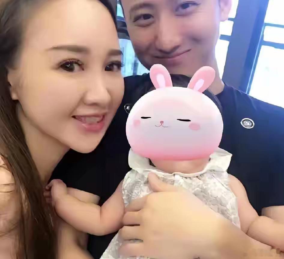 叶珂和前夫抱孩子的照片 ​​​