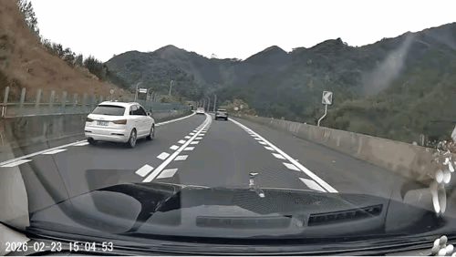 前车这是走神了吧，不知道这辆劳有没有幸免