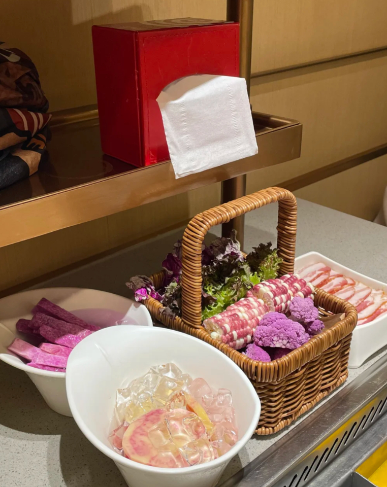 杭州人过年集体追紫中国人对于颜色的偏好还是很明显的，比如春节就特别喜欢大红大紫的