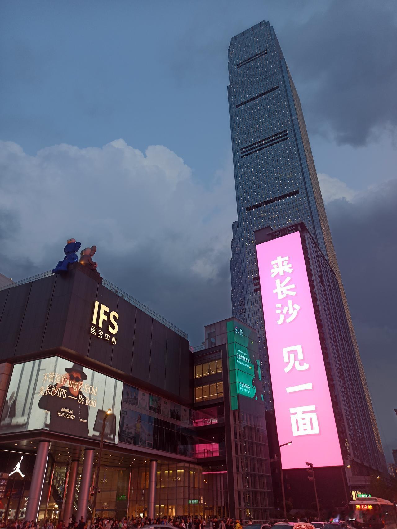 长沙黄兴广场的电子屏争奇斗艳，炫彩夺目。一个比一个大，一个比一个亮丽，如此密集的