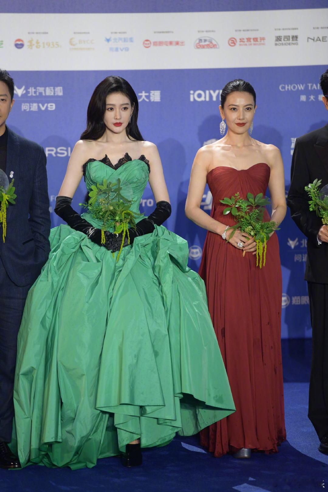 高圆圆张天爱大红配大绿北影节红毯北影节红毯最吸睛剧组非《森中有林》莫属！高圆圆张