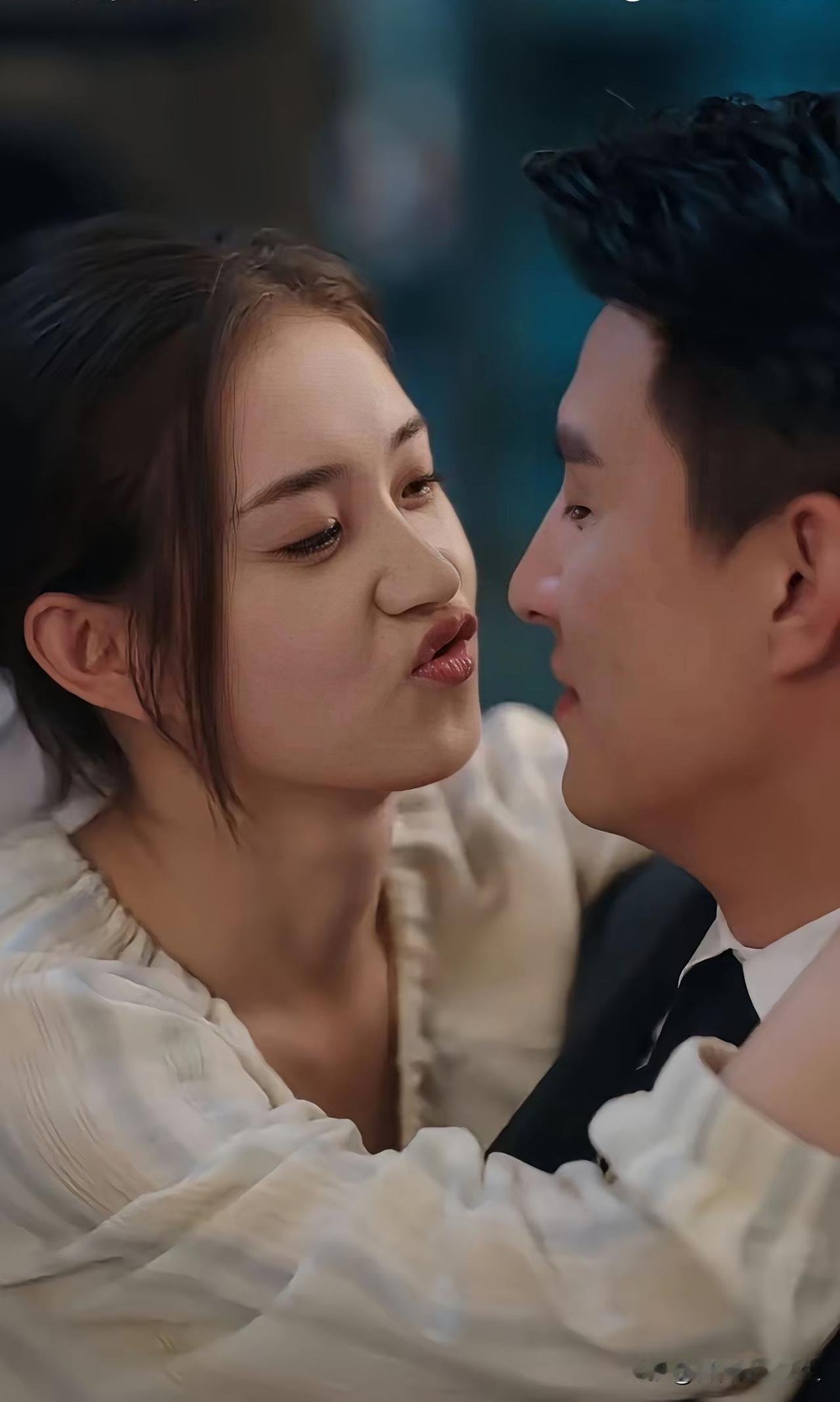 要说刘萧旭主演的短剧哪部最火，《盛夏芬德拉》和《正在通话中》都很有竞争力。《盛夏