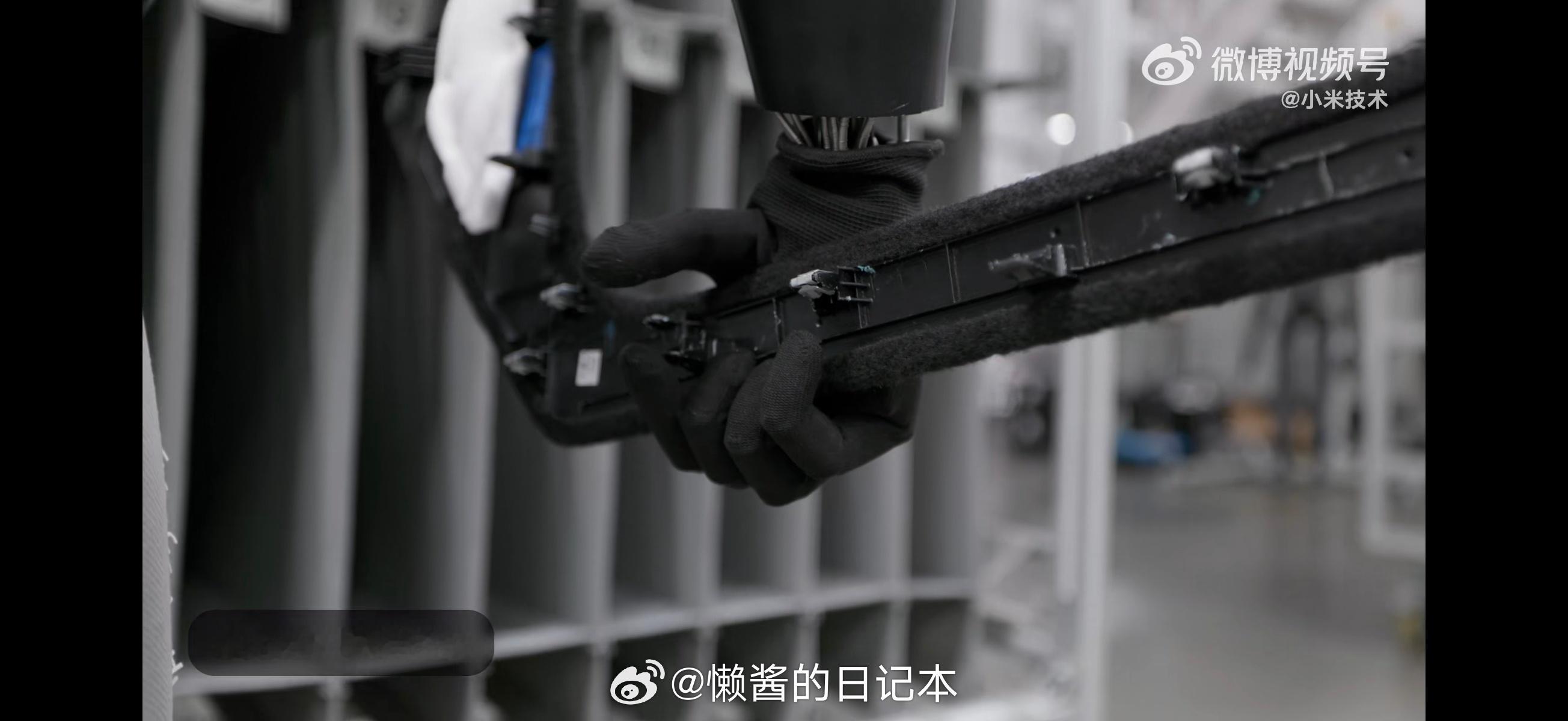 小米机器人工厂实习新进展 别的机器人还在跳舞打拳，小米的机器人已经在汽车工厂里分