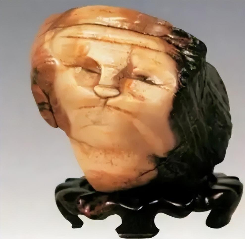 1997年，宁夏小伙在中蒙边境出差时用150元买下一块“人面石”，没想到4年后经