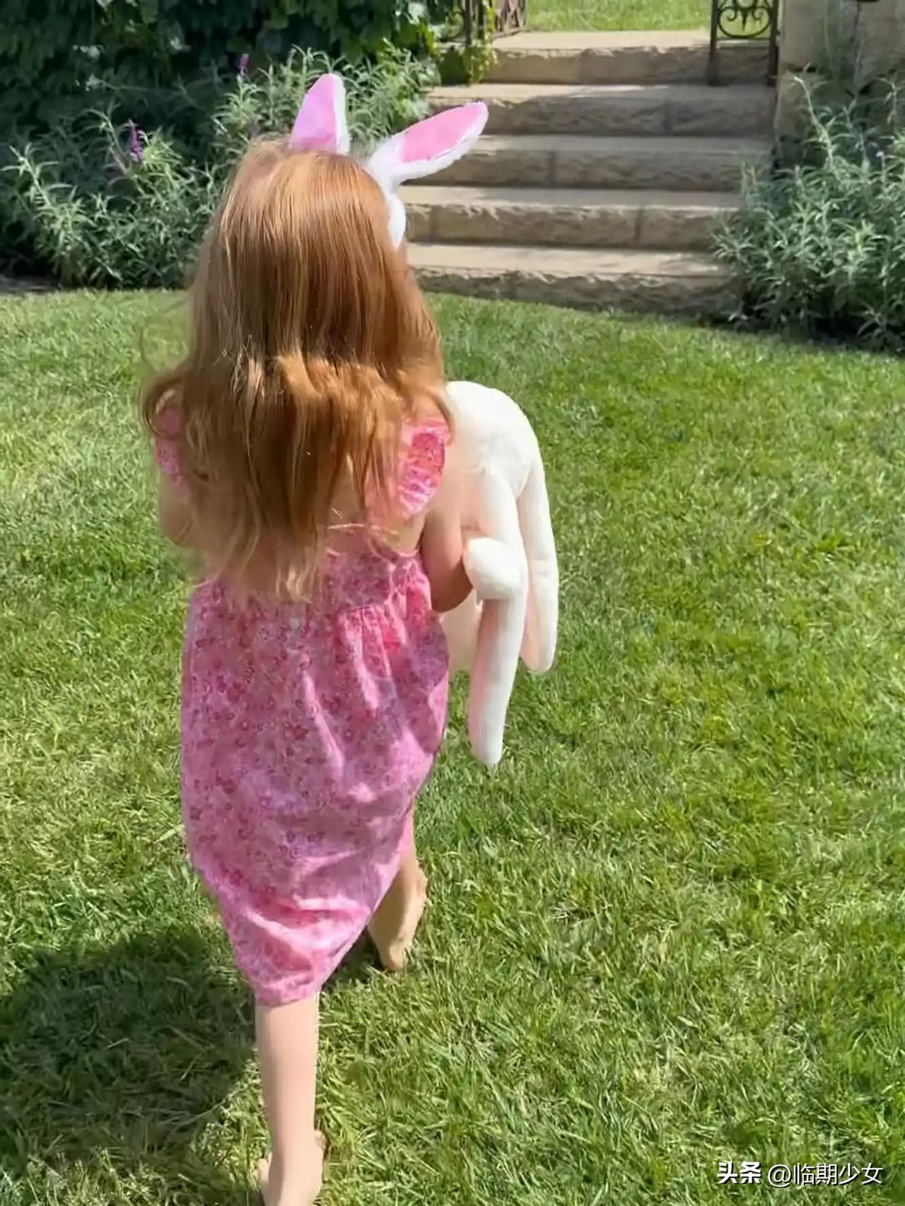 梅根分享两个孩子照片！两种“王室”生活，你更喜欢哪一个？
威廉凯特的孩子，穿着西