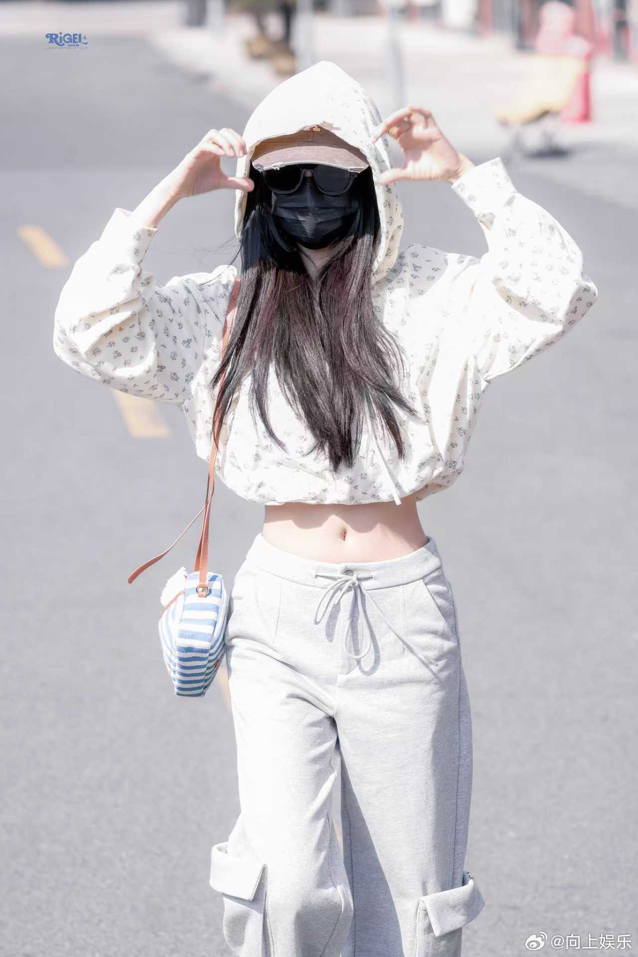 虞书欣小碎花卫衣虞书欣把春天穿在身上  虞书欣今日上班路透来啦！小碎花卫衣清新可