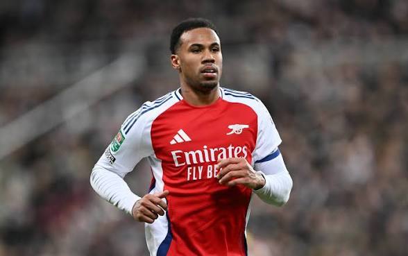 曼联的中卫，我反对再买任何扫荡中卫，对我说的就是范德芬以曼联现在的人员构成，只需