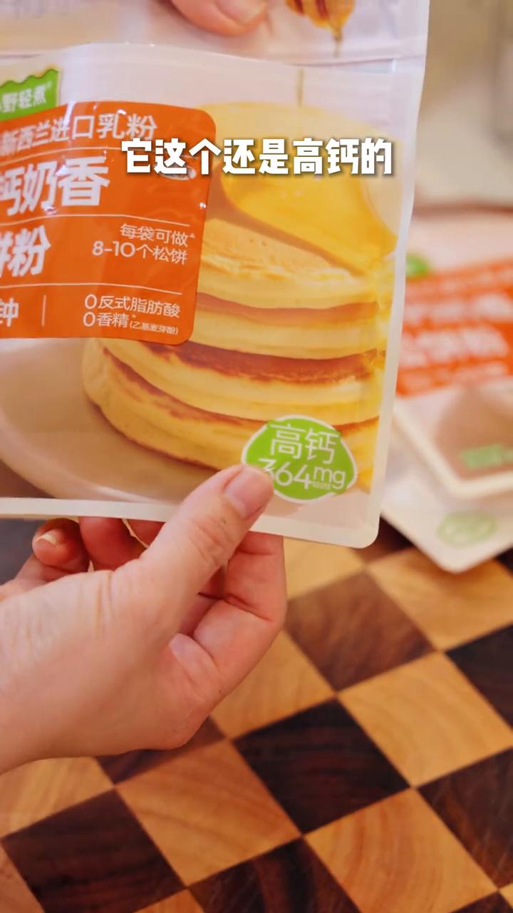 在我们家早餐或者点心，我会经常给他们两兄弟做一些松饼蛋糕，有时候放假在家他们也会