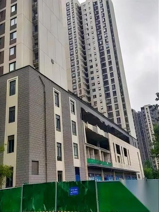 “二楼那扇门，死活不开。”

“我侄子愣在原地，手全是血。”

原来，女孩从33