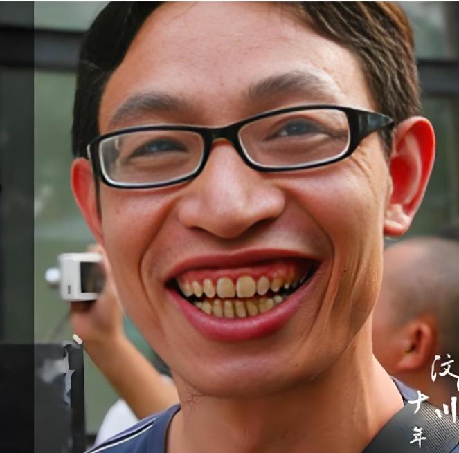 2008年，汶川地震时，正在讲课的北大才子范美忠不管全班学生，自己跑了出去。面对