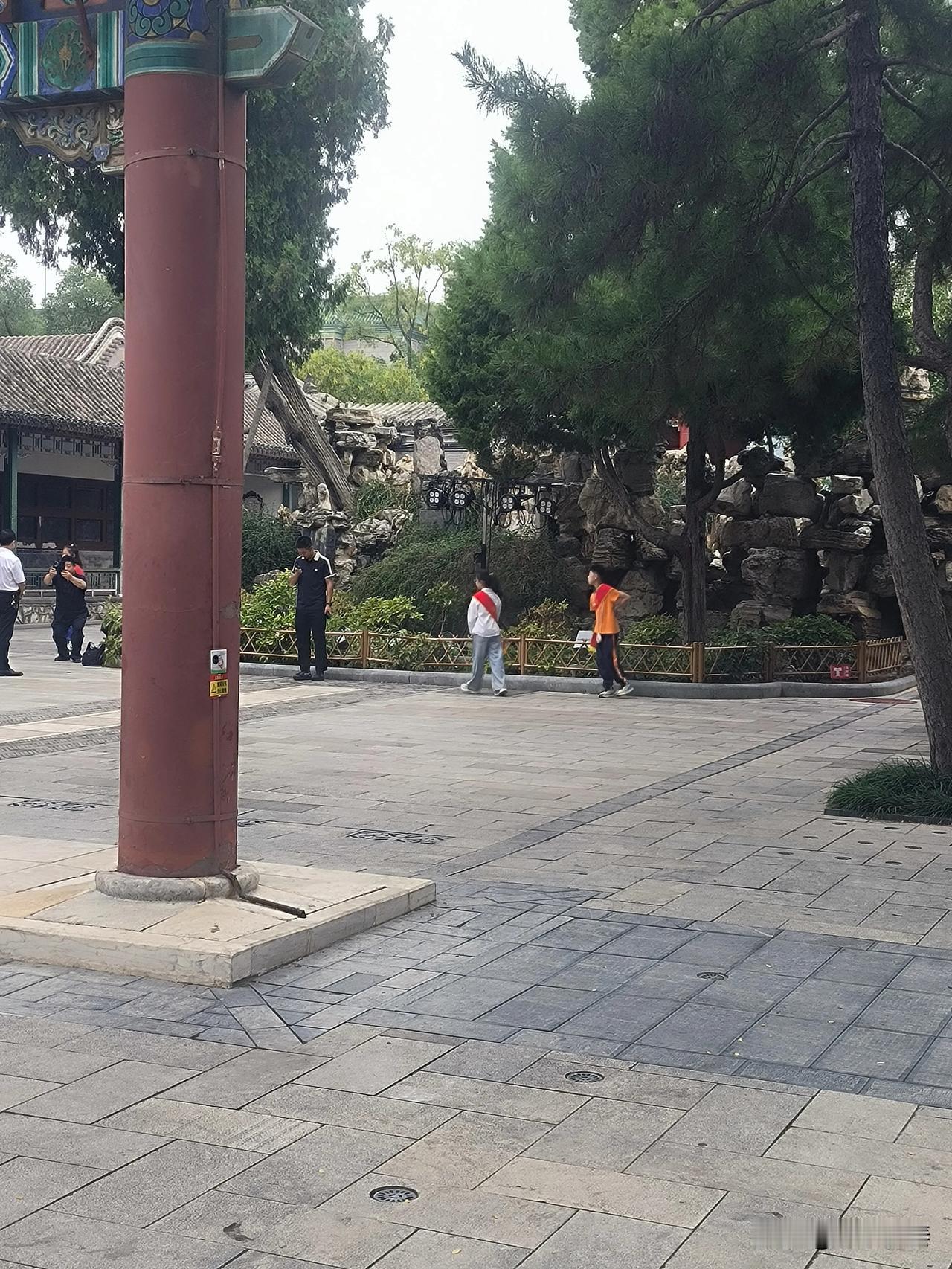 逛保定古莲花池答不上问题，多亏小小讲解员解围
 
中秋节游古莲花池，走到春午坡前