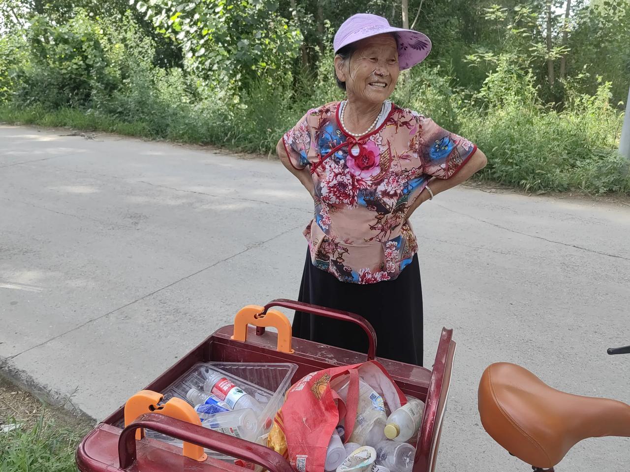 这位老太太今年81岁了，我们经常在篇哥家门口待着聊天。
今天我出去溜弯，看到老太