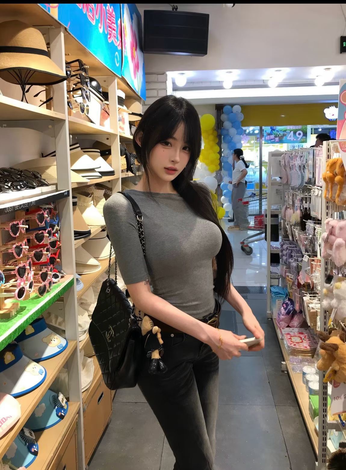 女性消费更愿意为情绪和颜值买单。男生买衣服看重耐穿、百搭、实用性，一件外套能穿好