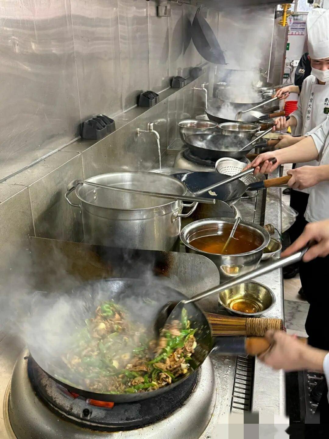  餐饮店用来「过油」的油  炸了那么多不同种类的食物  再用来炒菜  难道不会串