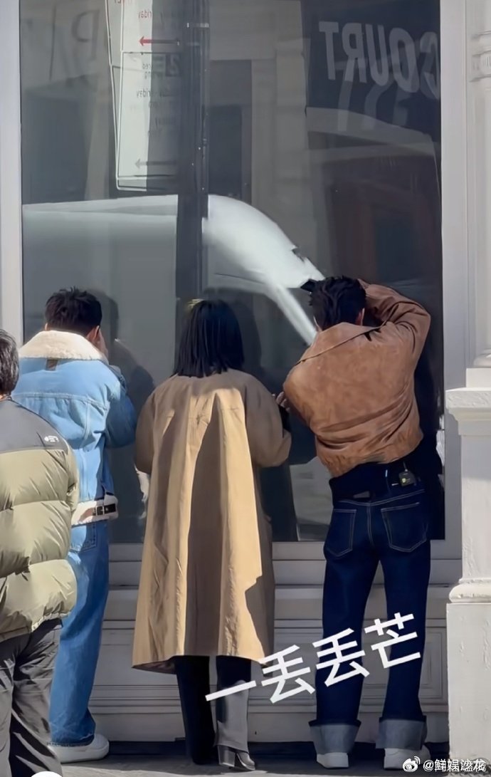 尚雯婕李佳琦周峻炜有无体面的方式本来以为纽约三人组是体面精英挂，结果偶像包袱说丢