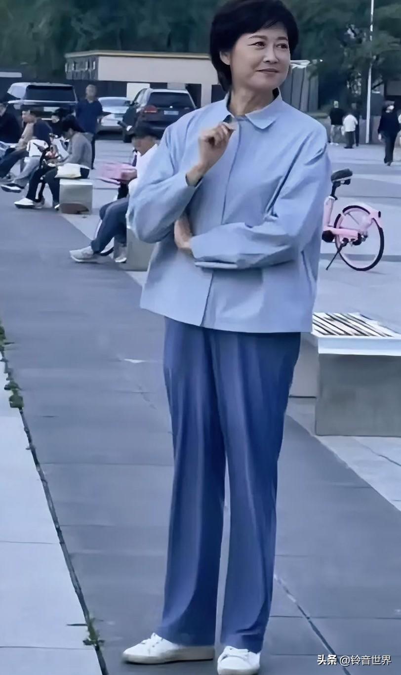 世事无常。这一瞬，该有多美，沉美中的敬一丹，眼睛里透视着和静世界的美好，她的笑那