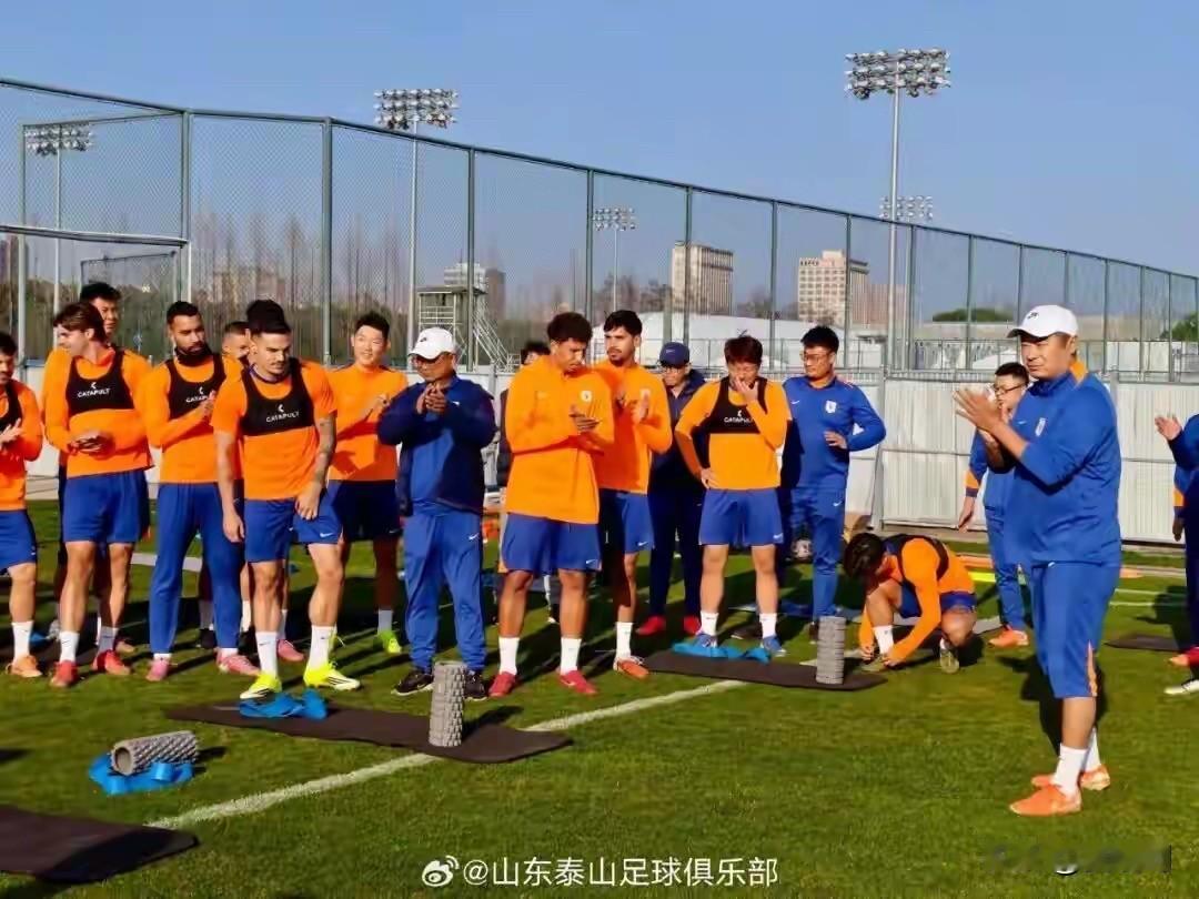 2月25日，山东泰山队与青岛海牛进行了一场热身赛，意在练兵外援缺阵的泰山队2:3