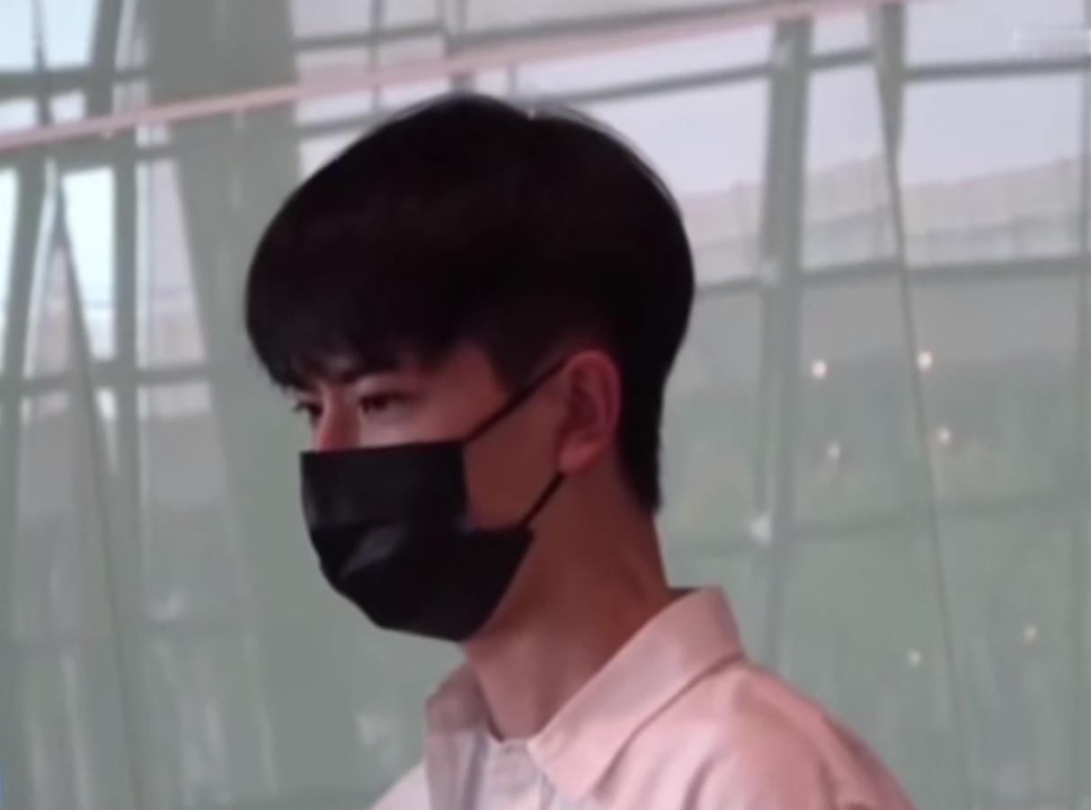 是谁惹他生气了？

有网友拍摄到小于自己的机场转盘等候拿行李，

他的神情很落寞