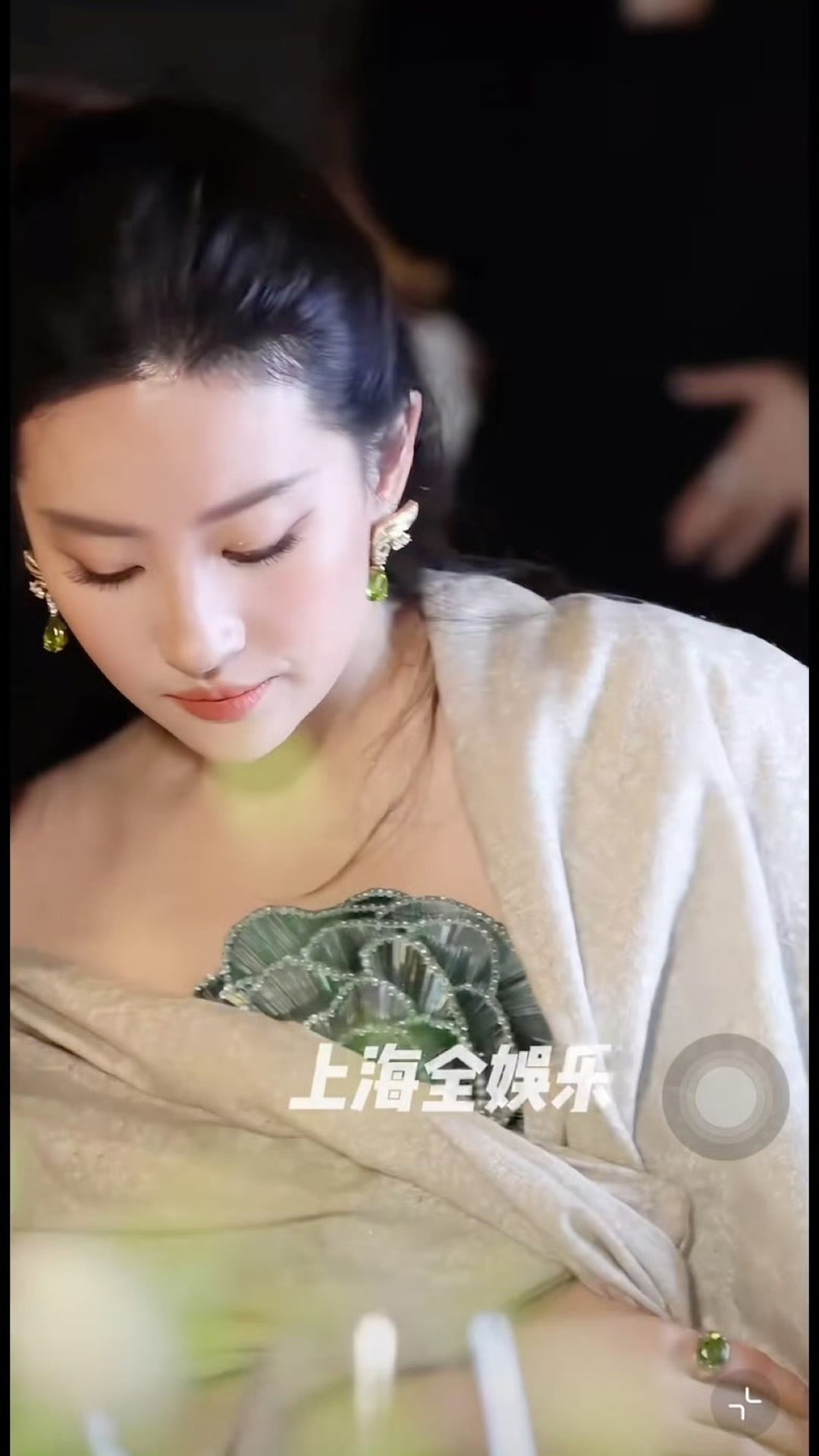 刘亦菲这状态什么水平刘亦菲陈伟霆打招呼合影看视频刘亦菲跟小龙女时期没区别啊 