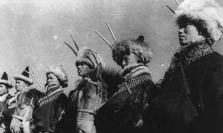 秦基伟被马家军俘虏后假装伙夫，有叛徒举报他是团长，也有叛徒说他给徐向前当参谋，是