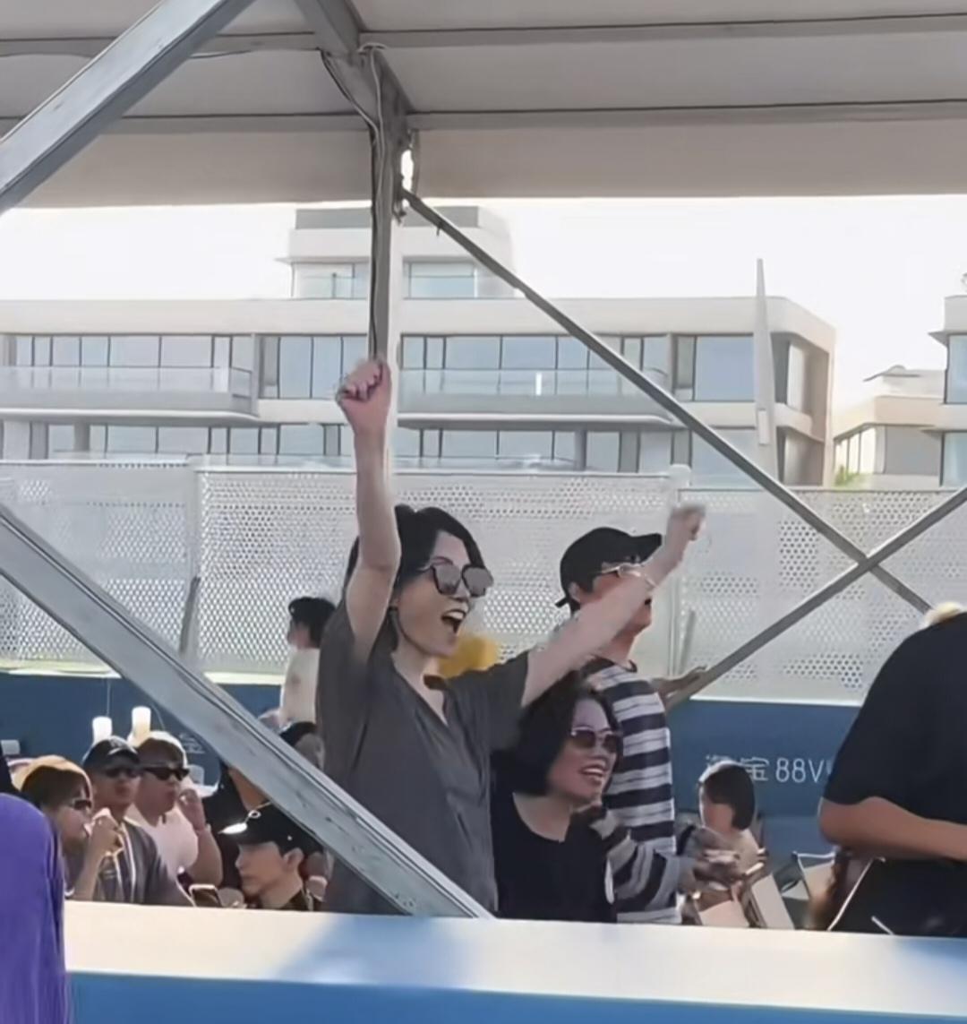 王菲台下听女儿唱歌，
高兴的直接蹦起来，
一点不像那个高冷的天后！

当妈的都一