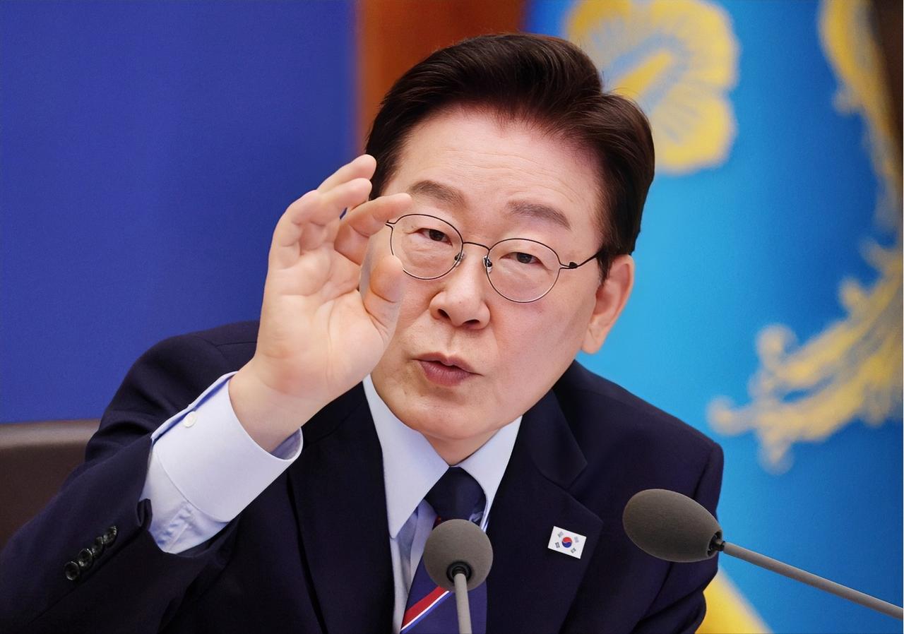 5月13日，韩国总统李在明亲自出面，与中国国务院副总理何立峰进行深入交谈。
在这