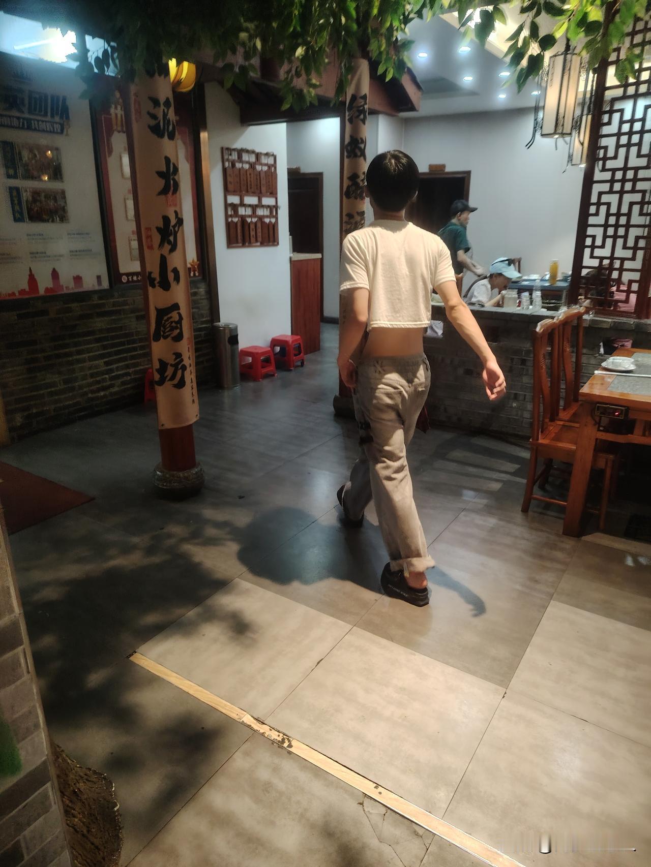 这身材女孩看了都羡慕吧？但一个男的却穿“露脐装”，有点被雷到了！
哪怕他光着膀子