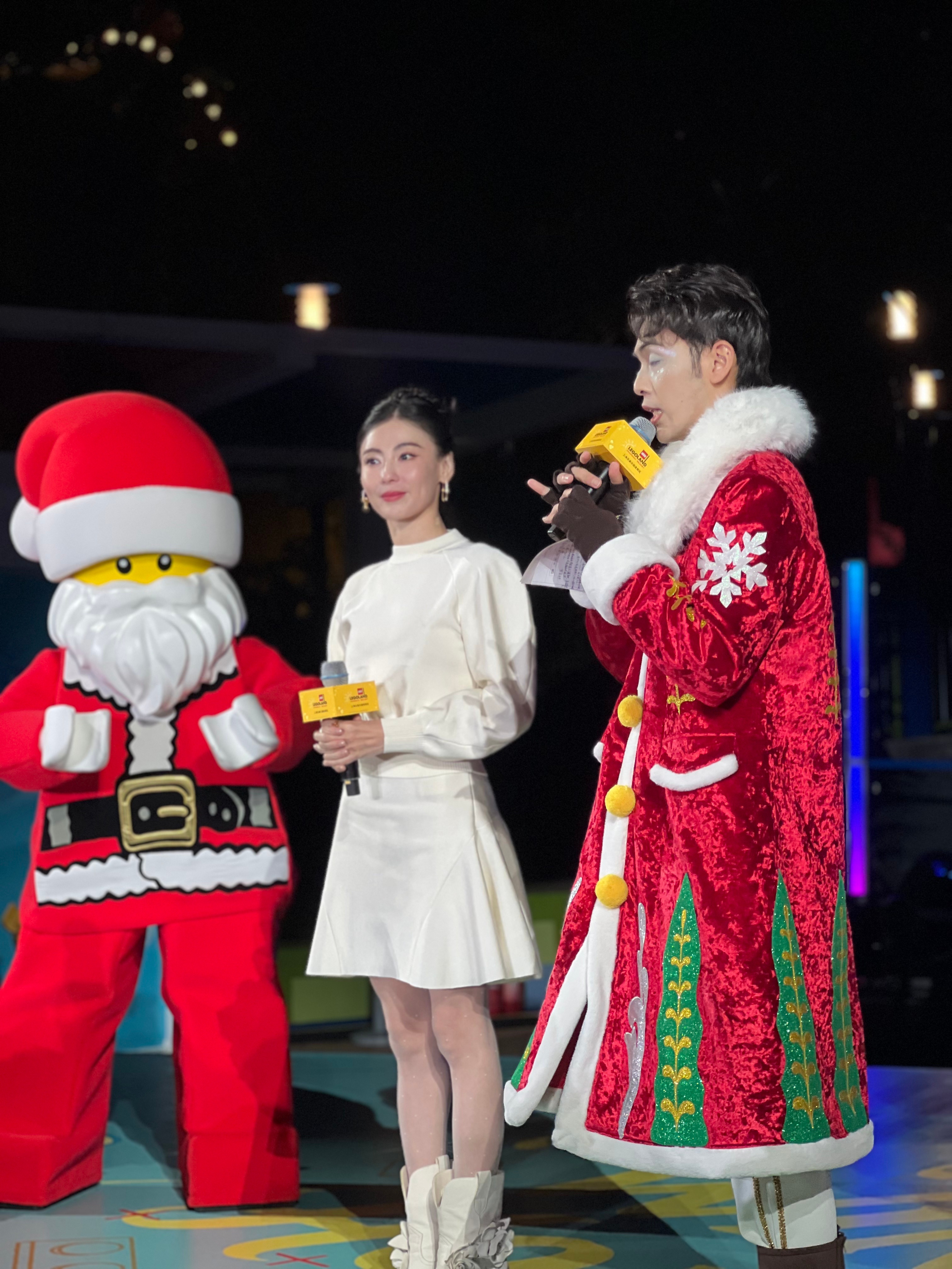 灯光暗下，星光亮起。 她站在由万千积木垒成的奇迹前，一如当年那个许愿的秋男护士。