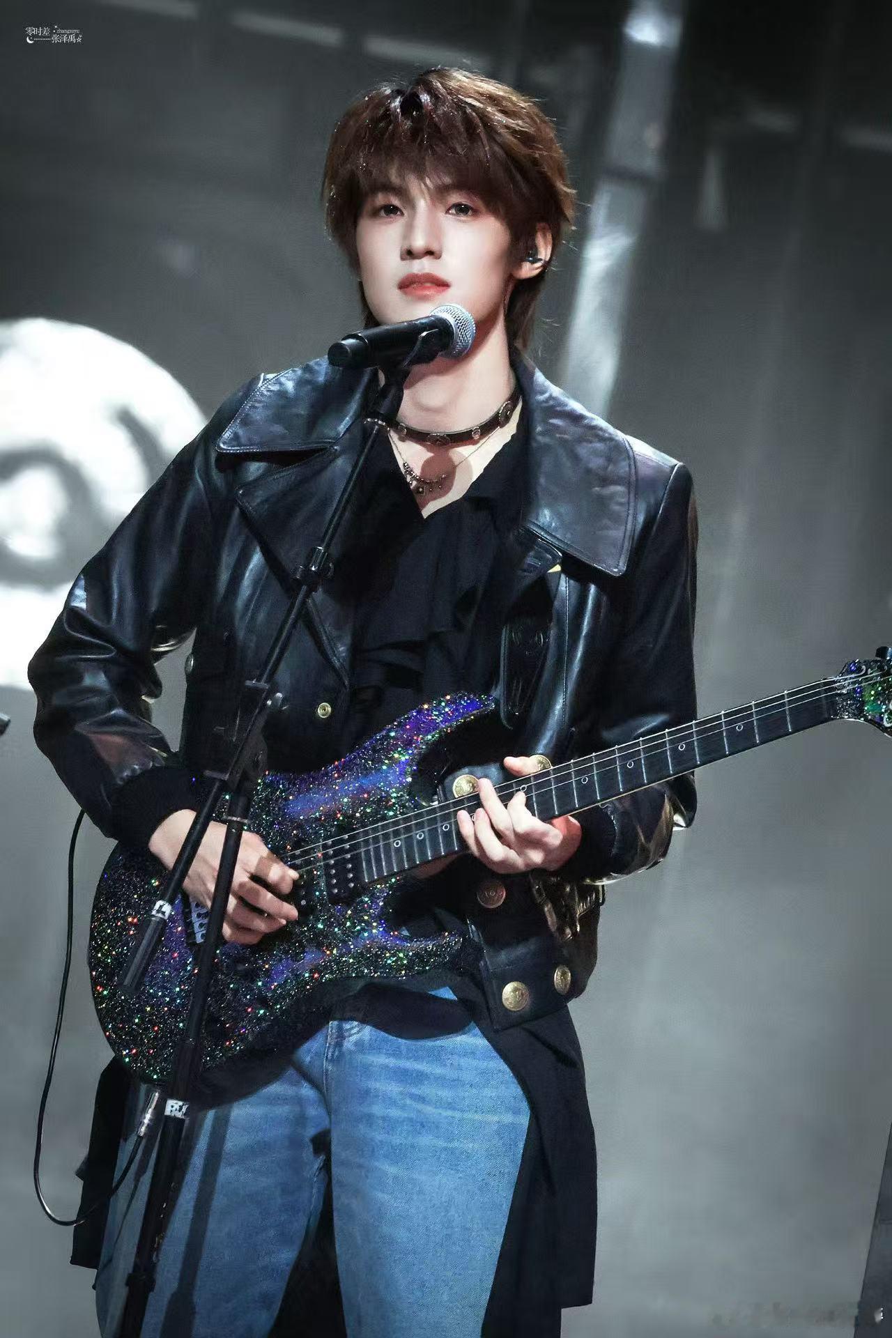 张泽禹又来攀岩祝大家步步高升啦 张泽禹真的太会了，攀岩分享日常还不忘送祝福，宠粉