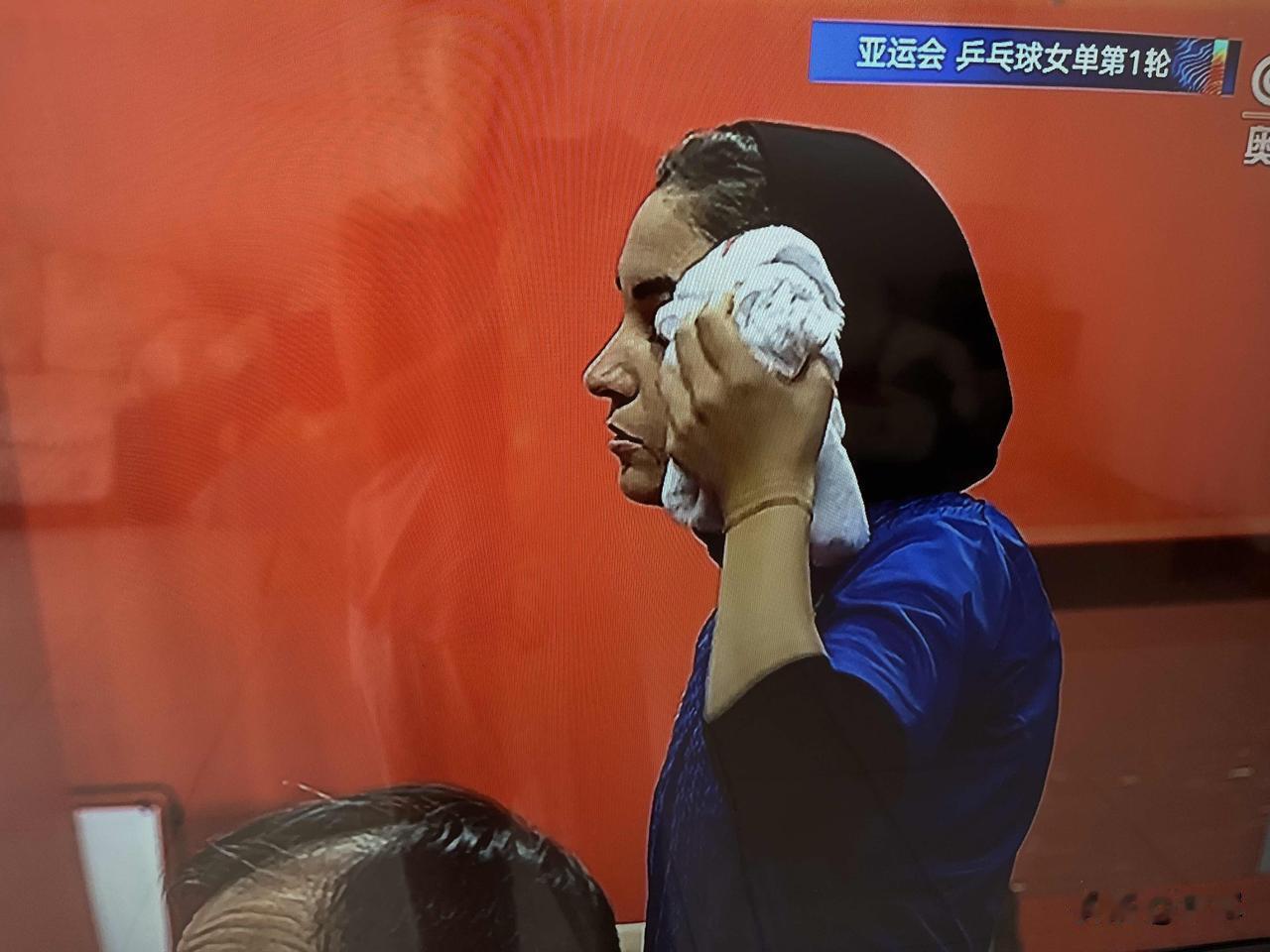 蒙个头巾打球还不捂出痱子来呀！[捂脸]

看了一场亚运会的乒乓球比赛，是女子单打