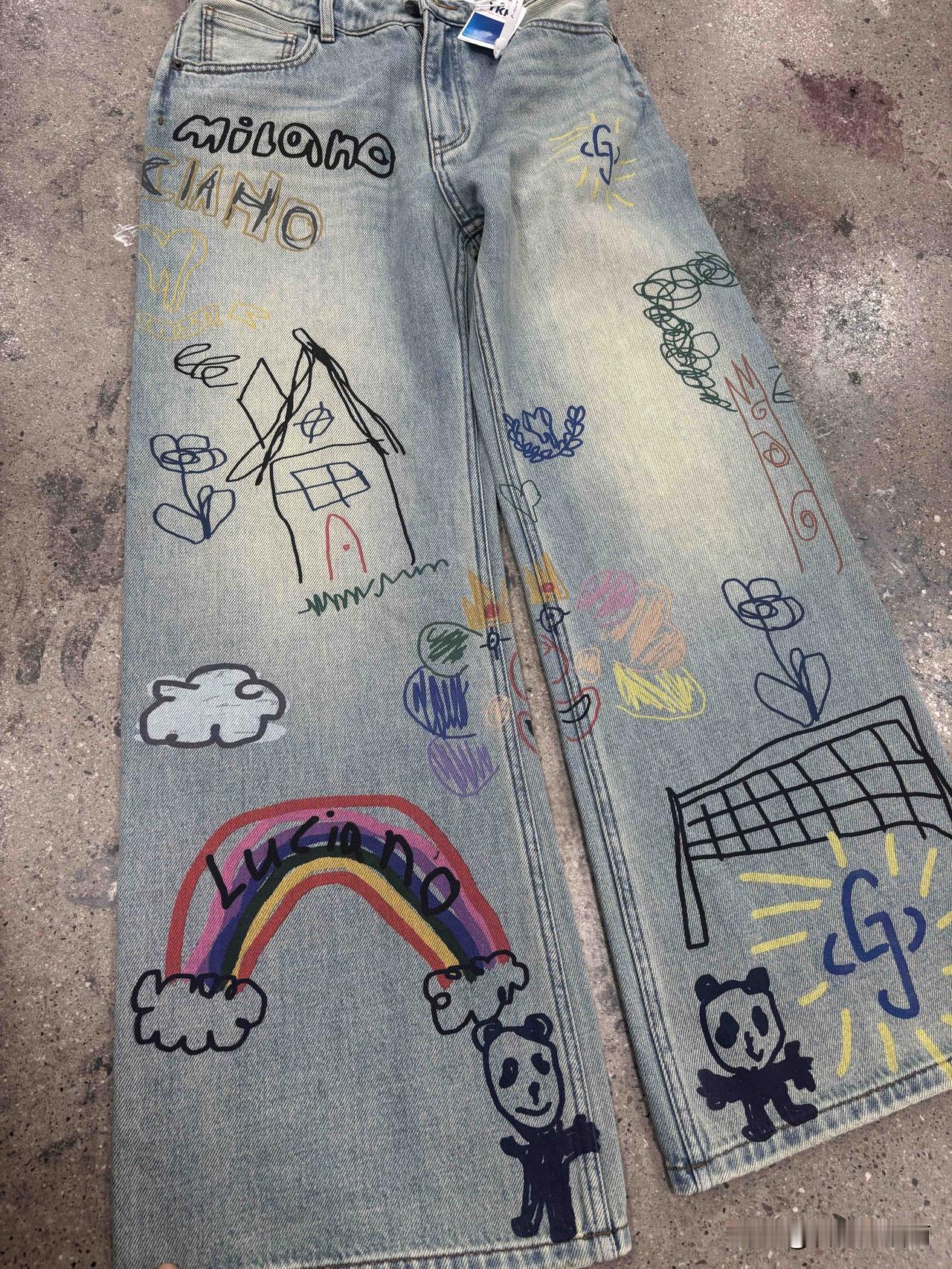 冬日生活打卡季把小朋友的“真迹”封存在口袋里。做到他最喜欢的牛仔裤上，这才是独属