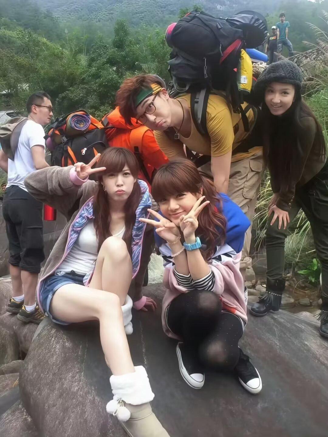 谁的青春回忆杀？西游、还猪、公寓，若干年前寒暑假必备剧。
  胡一菲的脸看起来怪